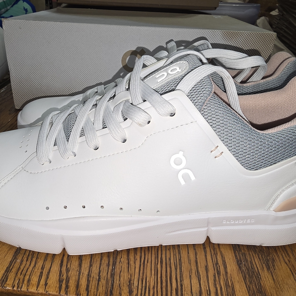 On Cloud The Roger Women's White and Gray Sneakers
